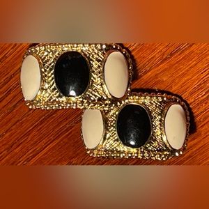 VINTAGE clip on earrings.